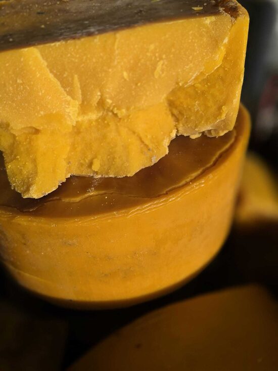 Bišu vasks rituļos (gabalos)